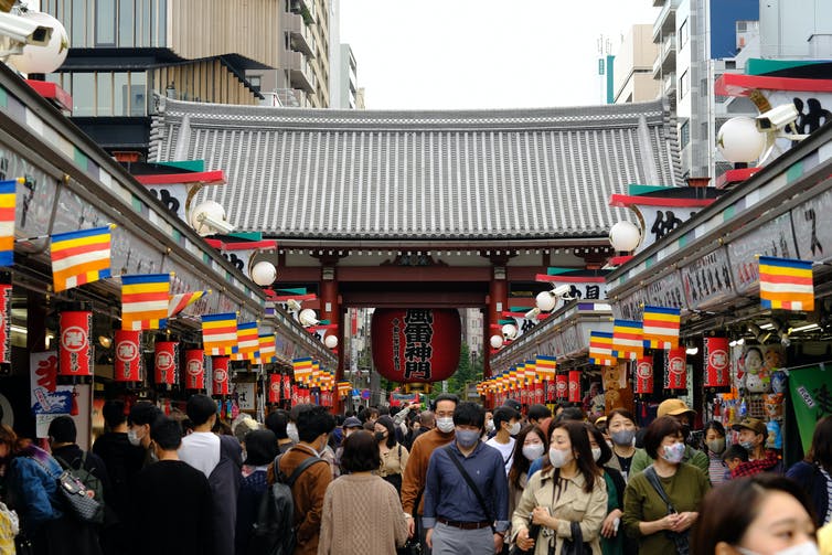 Une foule de visiteurs agglutinés autour du temple Sensoji, dans le quartier populaire d’Asakusa à Tokyo, on octobre 2020