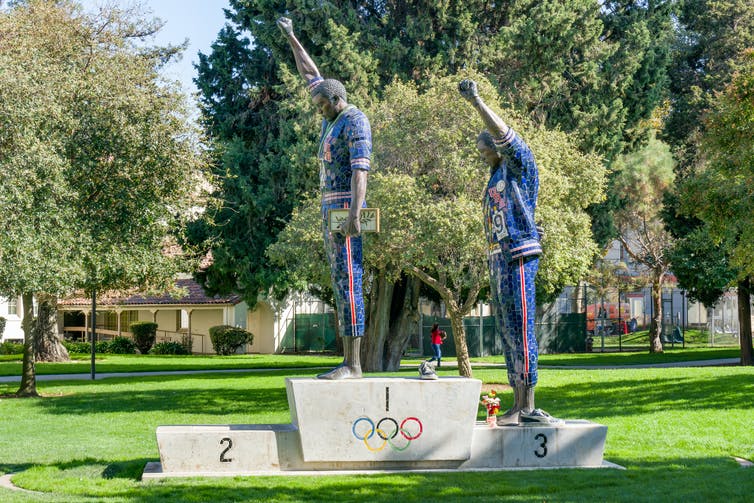 Statue de Tommie Smith et John Carlos sur le campus de la San Jose State University